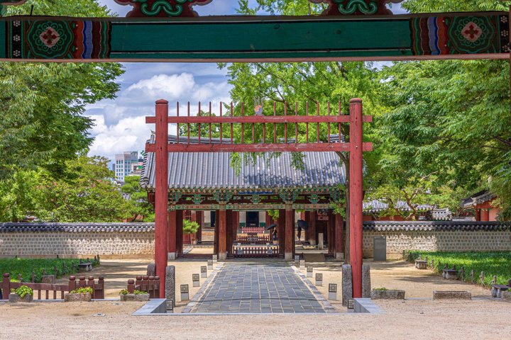 Jeonju Hanok Village and Maisan Mountain Private Group Tour