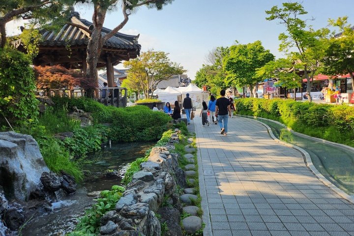 Jeonju Hanok Village and Maisan Mountain Private Group Tour