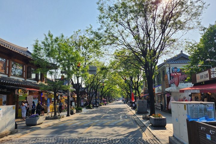 Jeonju Hanok Village and Maisan Mountain Private Group Tour