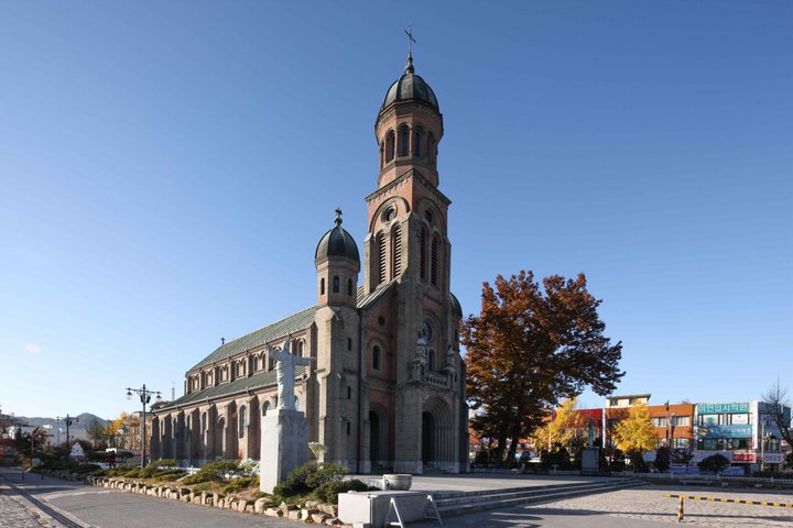 Jeonju Hanok Village and Maisan Mountain Private Group Tour