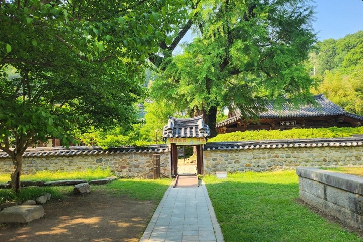 Jeonju Hanok Village and Maisan Mountain Private Group Tour