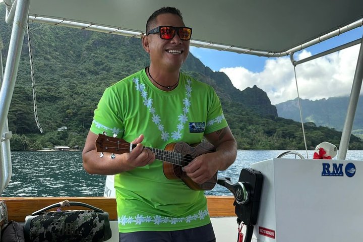 Activity/Excursion Lagoon Tour to Moorea by Canoe 6 hours