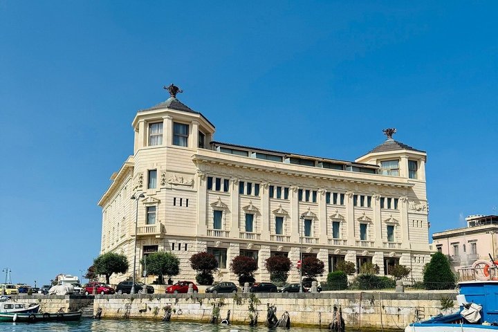 Syracuse Boat tour of the island of Ortigia and sea caves