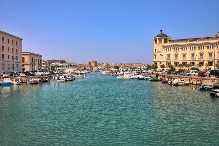 Syracuse Boat tour of the island of Ortigia and sea caves