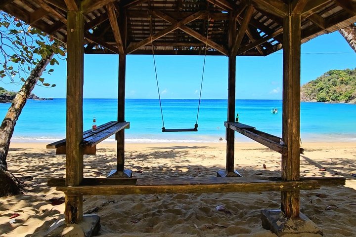Caribbean Coast Highlights Hummingbirds, Waterfall and Beaches
