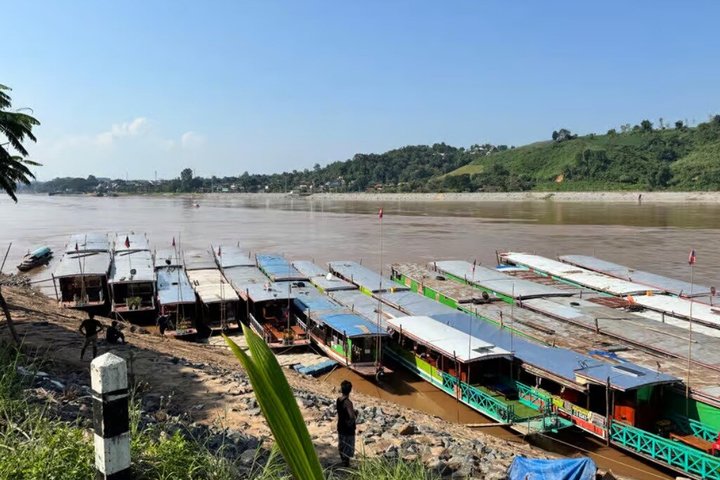 Chiang Rai: 2 Days 1 Night Slow Boat Transfer to Luang Prabang