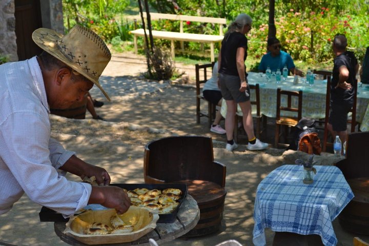 CAFAYATE Wine and Nature, Regional Lunch in El Divisadero