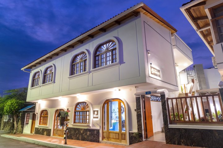 Galapagos First Class 5 Day Package with Yacht Day Tours