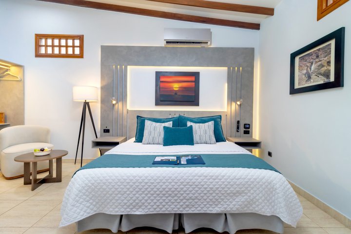Galapagos First Class 5 Day Package with Yacht Day Tours