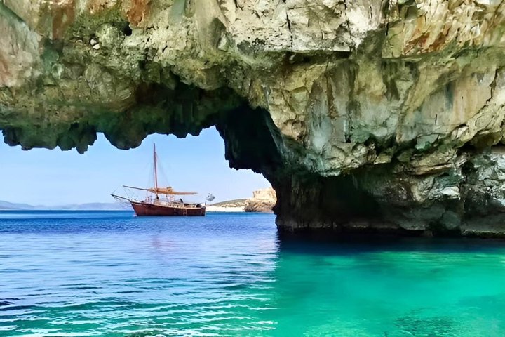 Boat Trip to the Pirate Cave & Blue Lagoon