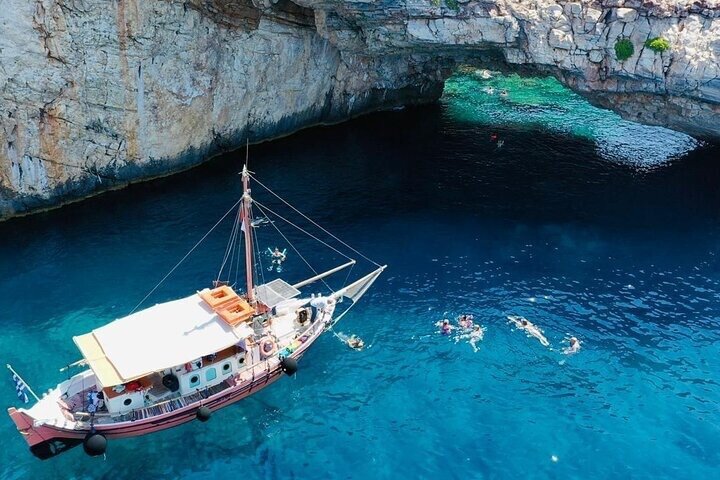 Boat Trip to the Pirate Cave & Blue Lagoon