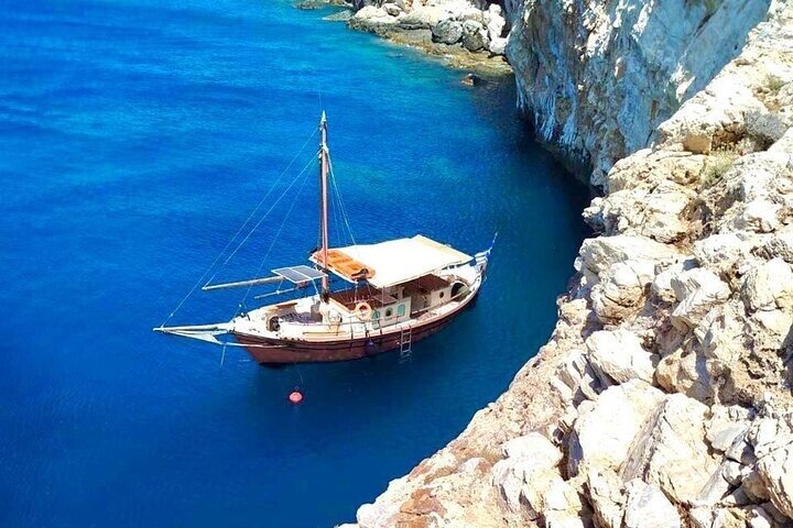 Boat Trip to the Pirate Cave & Blue Lagoon