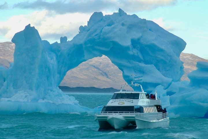 El Calafate: Full Day to Viedma Glacier and Chorrillo del Salto