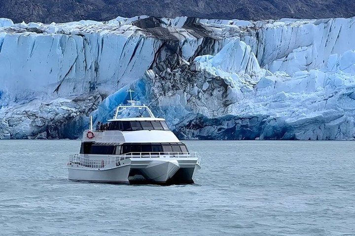 El Calafate: Full Day to Viedma Glacier and Chorrillo del Salto