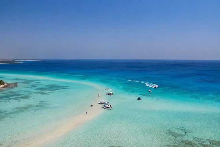Hurghada: VIP Seafood Yacht to 3 Islands, Dolphins & Snorkeling