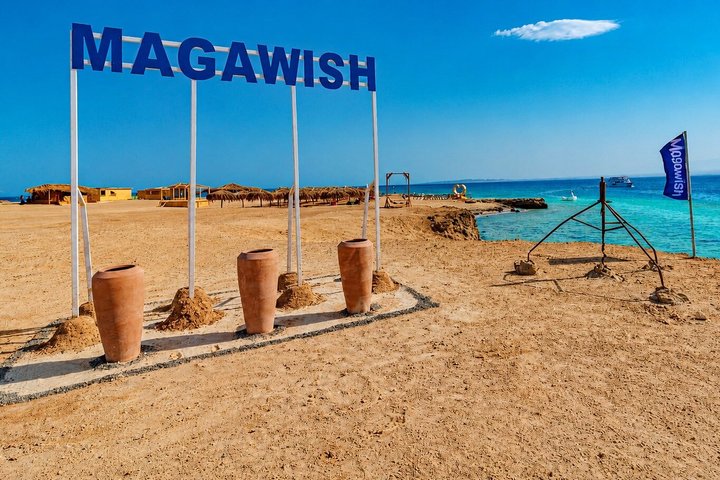 Hurghada: VIP Seafood Yacht to 3 Islands, Dolphins & Snorkeling