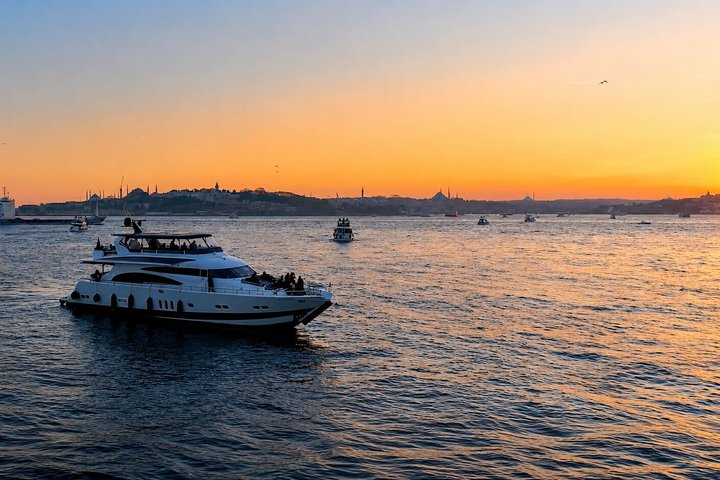 Istanbul Bosphorus Sunset Luxury Yacht Cruise with Snacks