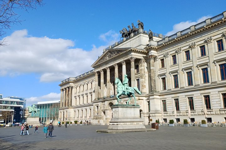 Self-guided crime thriller tour of Braunschweig's center