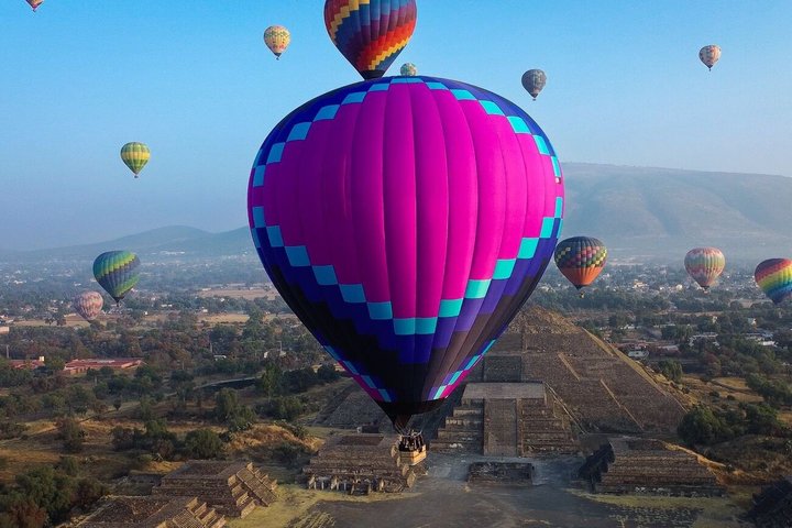 Balloon Flight + Breakfast in a cave + Pick up CDMX + Pyramids