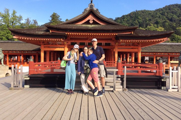 Hiroshima & Miyajima in 1 Day: Private Tour, Licensed Guide