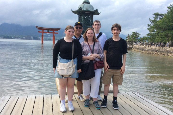Hiroshima & Miyajima in 1 Day: Private Tour, Licensed Guide