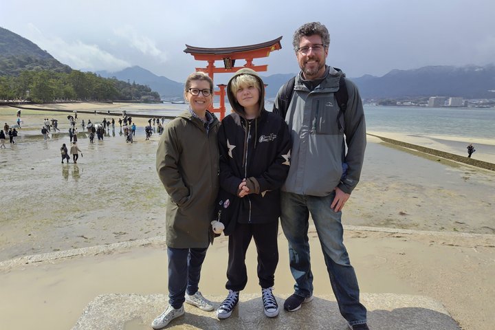 Hiroshima & Miyajima in 1 Day: Private Tour, Licensed Guide