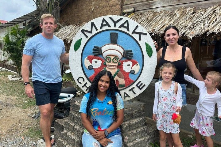 Roatan Wildlife Monkeys,Sloths, chocolate Rum tasting Island Tour