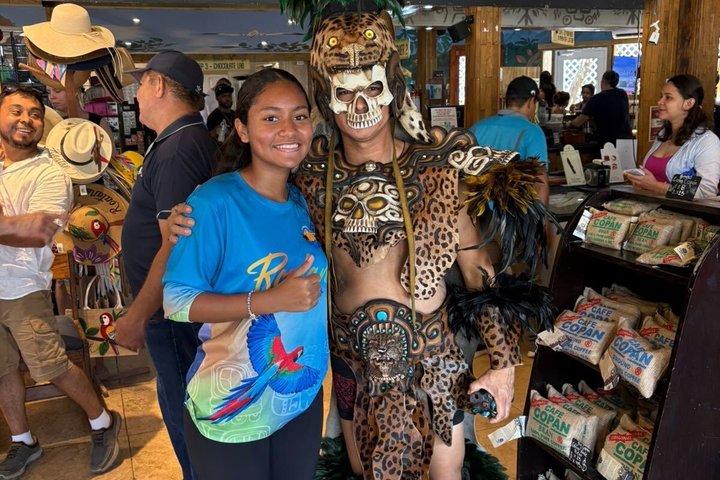 Roatan Wildlife Monkeys,Sloths, chocolate Rum tasting Island Tour