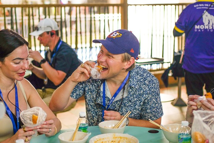 Small Group: Michelin and Local Hawker Food Tour with 9 tastings