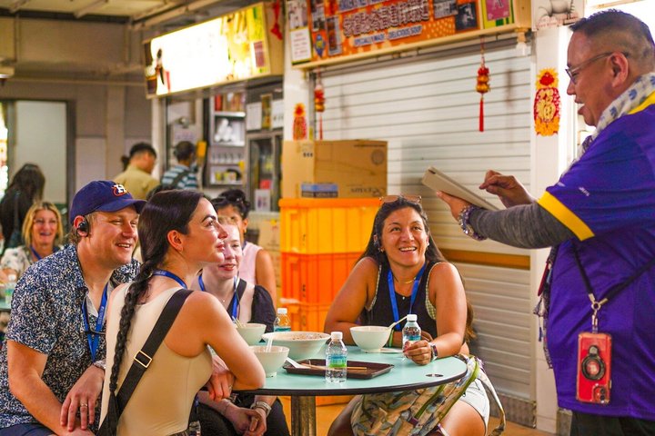 Small Group: Michelin and Local Hawker Food Tour with 9 tastings