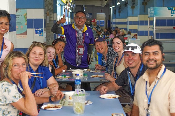 Small Group: Michelin and Local Hawker Food Tour with 9 tastings