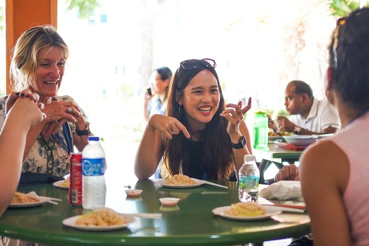 Small Group: Michelin and Local Hawker Food Tour with 9 tastings
