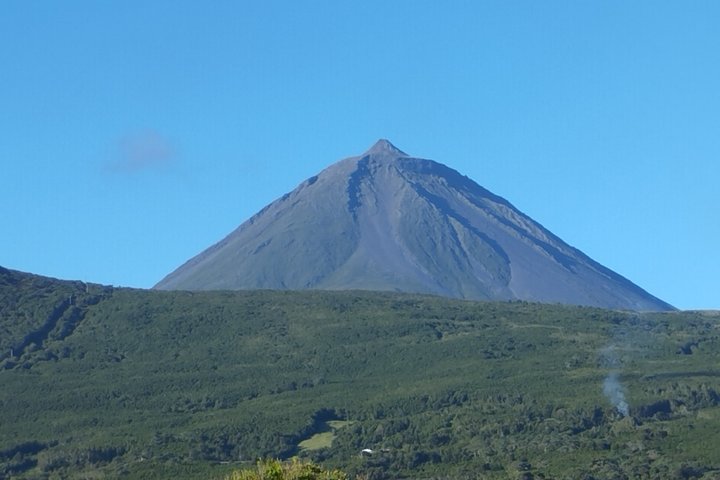 Pico Grand Tour: Volcanoes, UNESCO Vineyards & Local Culture