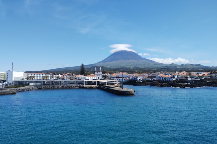 Pico Grand Tour: Volcanoes, UNESCO Vineyards & Local Culture