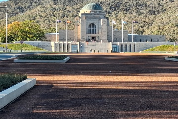 Canberra Day Tour - all major Attractions, no entry fees.