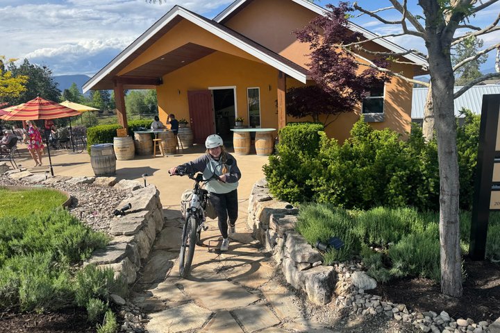 Kelowna Wine Tour by E-Bike with Tastings, Lunch & Okanagan Views