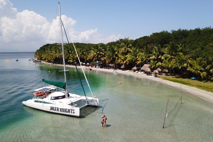 Bocas del Toro Catamaran Day Tour with Sail Snorkel and Lunch