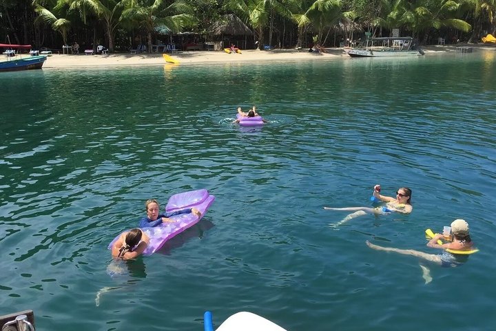 Bocas del Toro Catamaran Day Tour with Sail Snorkel and Lunch