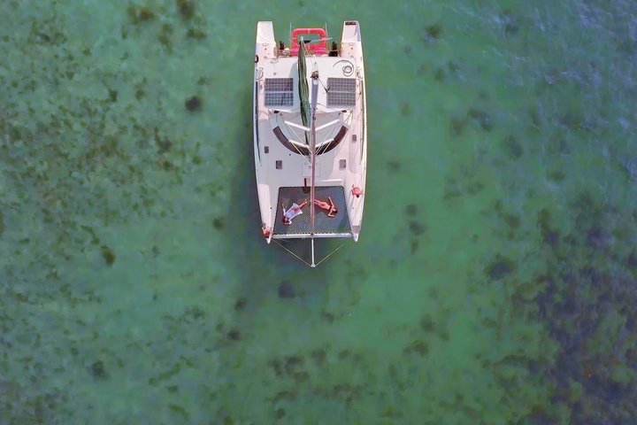 Bocas del Toro Catamaran Day Tour with Sail Snorkel and Lunch