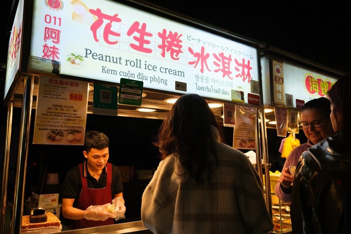 Taipei: Your First Day Food Tour with Locals & 12+ Tastings