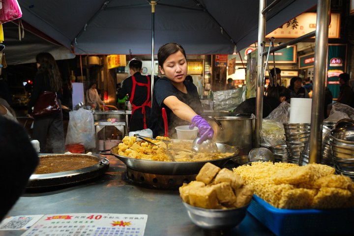 Taipei: Your First Day Food Tour with Locals & 12+ Tastings