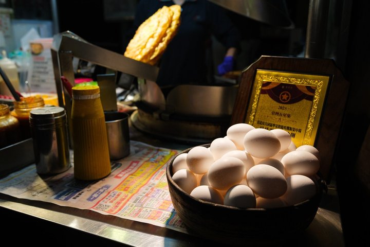 Taipei: Your First Day Food Tour with Locals & 12+ Tastings