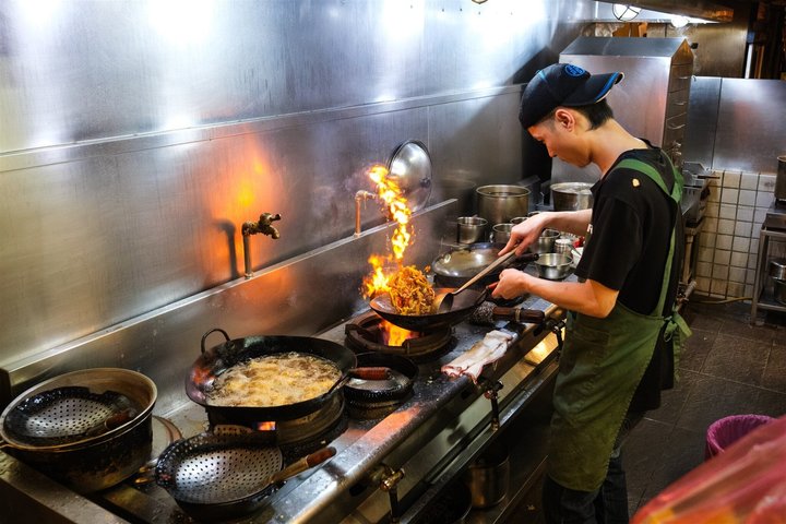Taipei: Your First Day Food Tour with Locals & 12+ Tastings