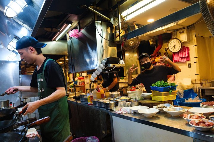 Taipei: Your First Day Food Tour with Locals & 12+ Tastings