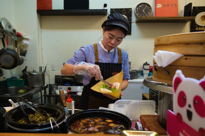 Taipei: Your First Day Food Tour with Locals & 12+ Tastings