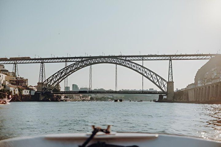 Porto: Douro Small Group Boat Cruise with Port Wine and Snacks