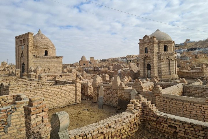 Daytrip from Khiva to the Muynak Ship Cemetery and Nukus Museum