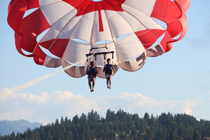 Kelowna: Morning Discount Parasailing Experience