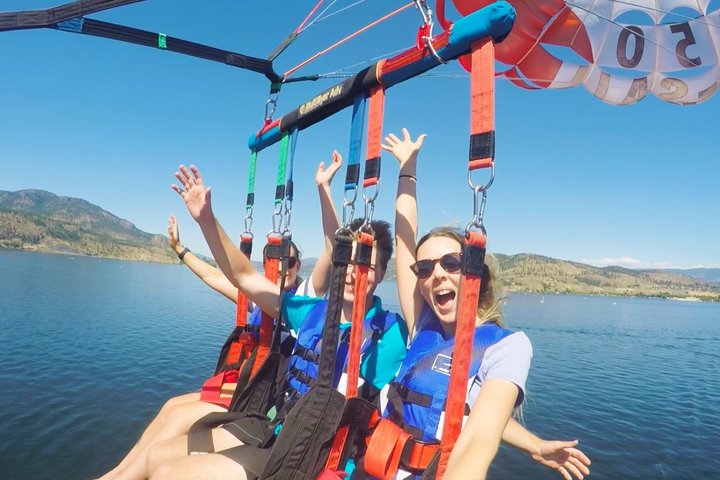 Kelowna: Morning Discount Parasailing Experience