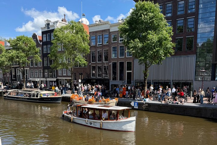 Amsterdam Small-Group Canal Cruise Including Snacks and Drinks